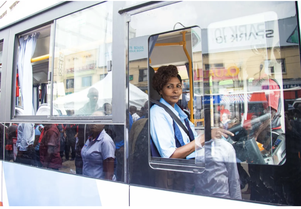 エンバサバ・サッコのEVバスには女性のドライバーも
