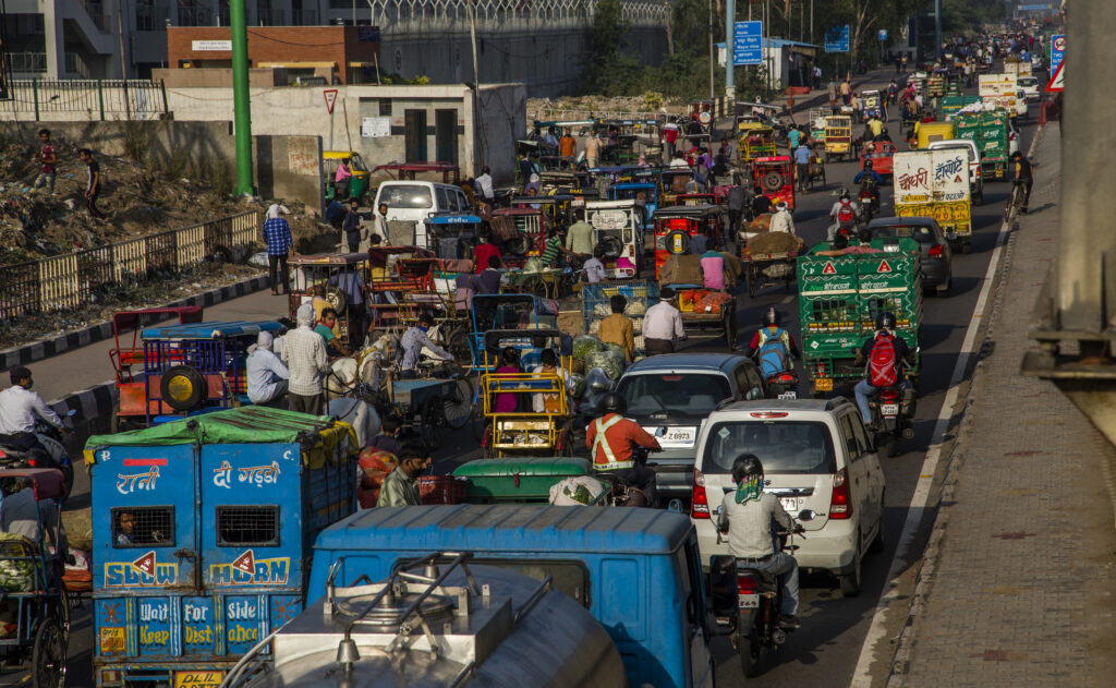 インド、カオスのようなニューデリーの交通渋滞。 (Photo by Yawar Nazir/Getty Images)