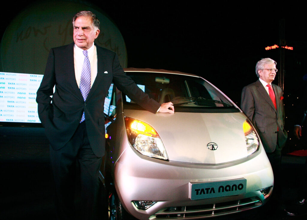 インド最大の企業グループ、タタ財閥のラタン・タタ会長（左）、Tata Motors（タタモーターズ）は、2009年に日本円で約19万円の価格の「Nano」を発売し、インドの自動車産業を拡大しました。 (Photo by Ritam Banerjee/Getty Images)