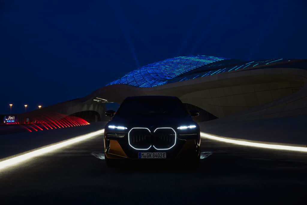 BMW キドニーグリルの輪郭照明が視覚的なインパクトを与える「BMW i7 M70 xDrive」
