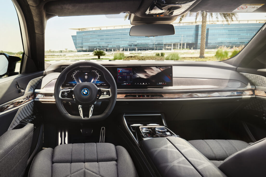 「BMW i7 M70 xDrive」のインテグラルアクティブステアリングは、駐車時などに後輪を前輪とは逆に回転させることで操縦性と機敏性を高め、時速60～80kmからは後輪が前輪と平行に回転し走行安定性と快適性が向上します。