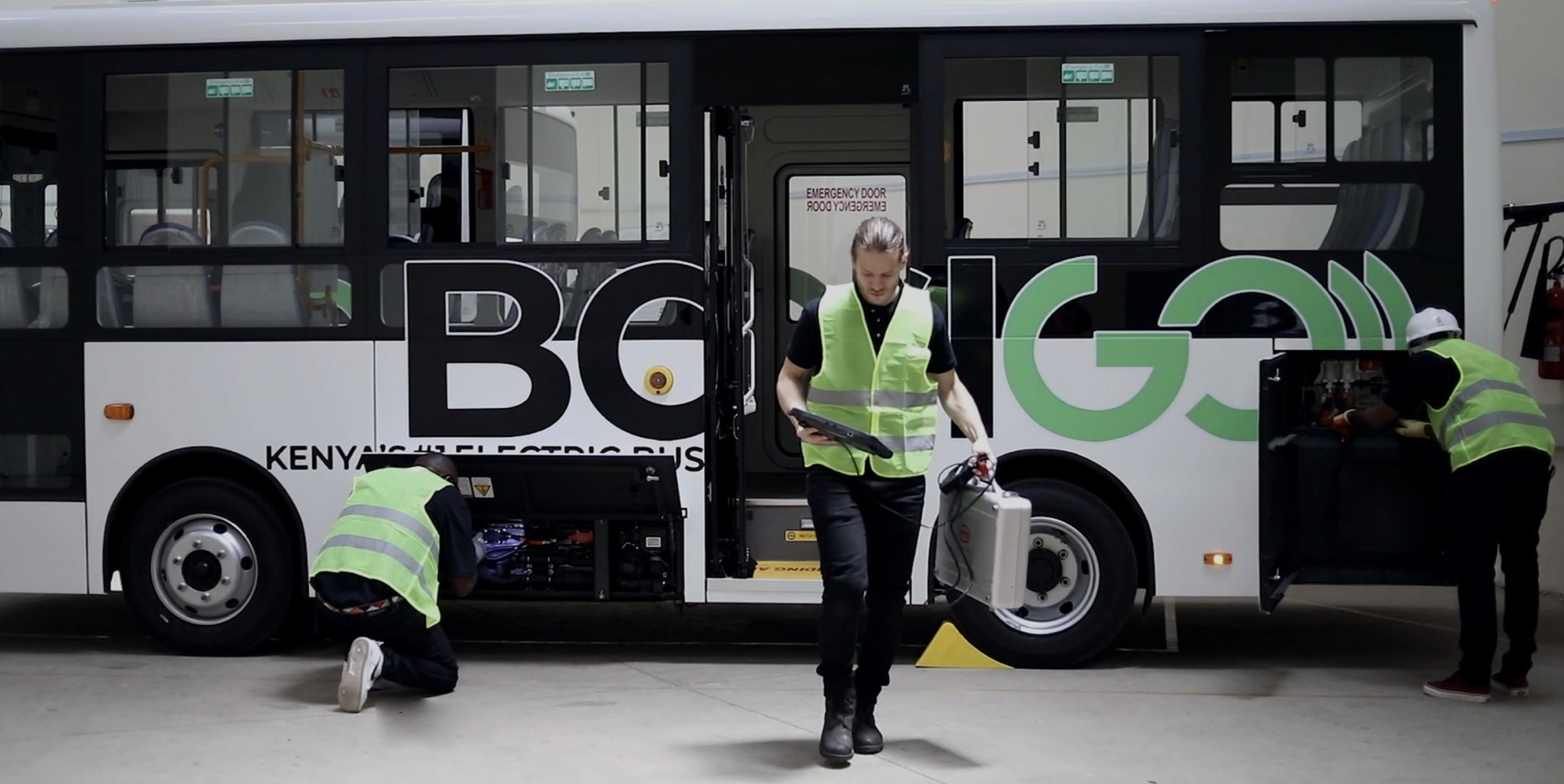 EVバスのサービス・メンテナンスを行うバジゴのスタッフ