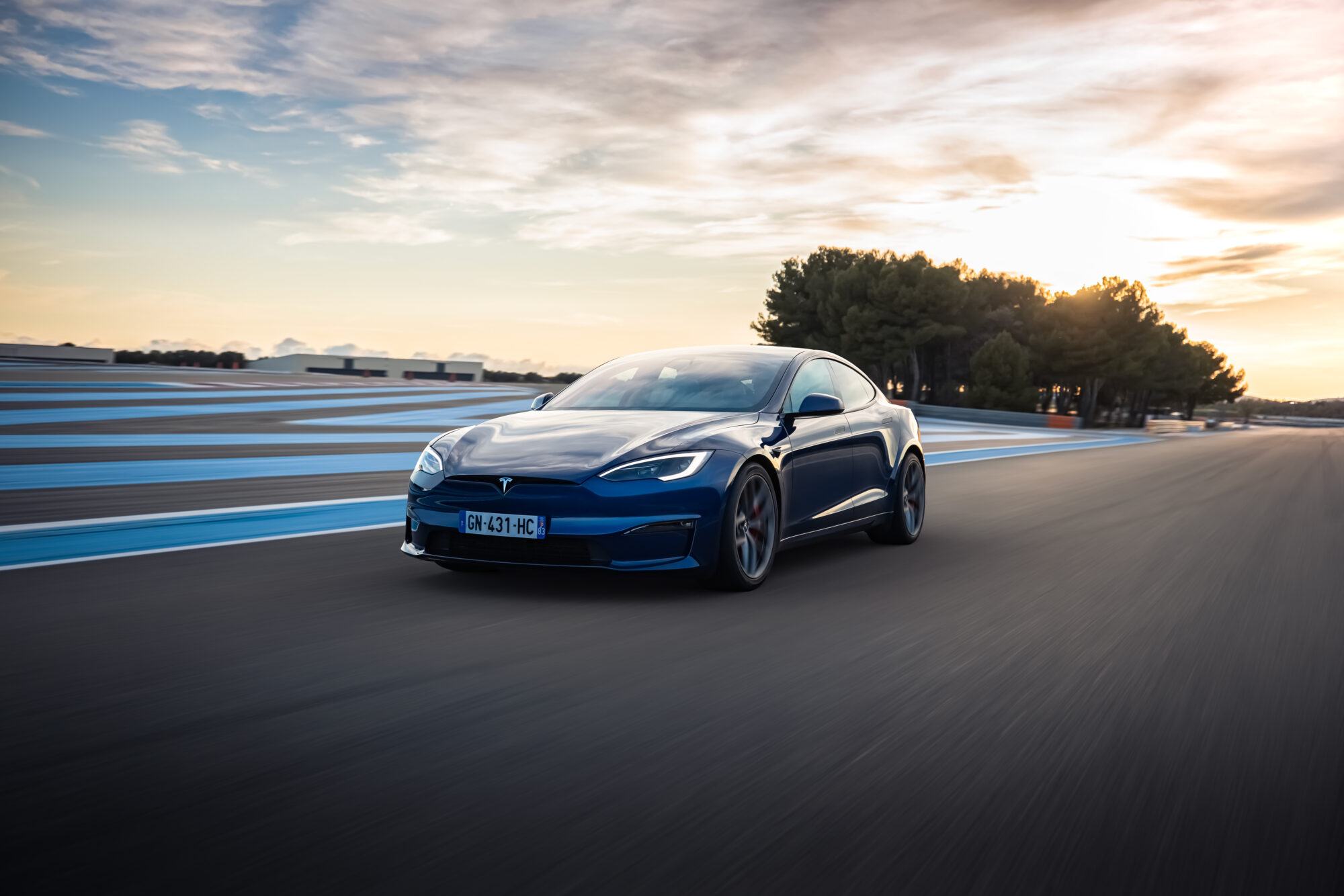 テスラでは、2023年9月30日までに、乗り換えたた場合、一回限り、購入済みのFSDのオプションを新車に移行できます。「提供元：Tesla, Inc. 」