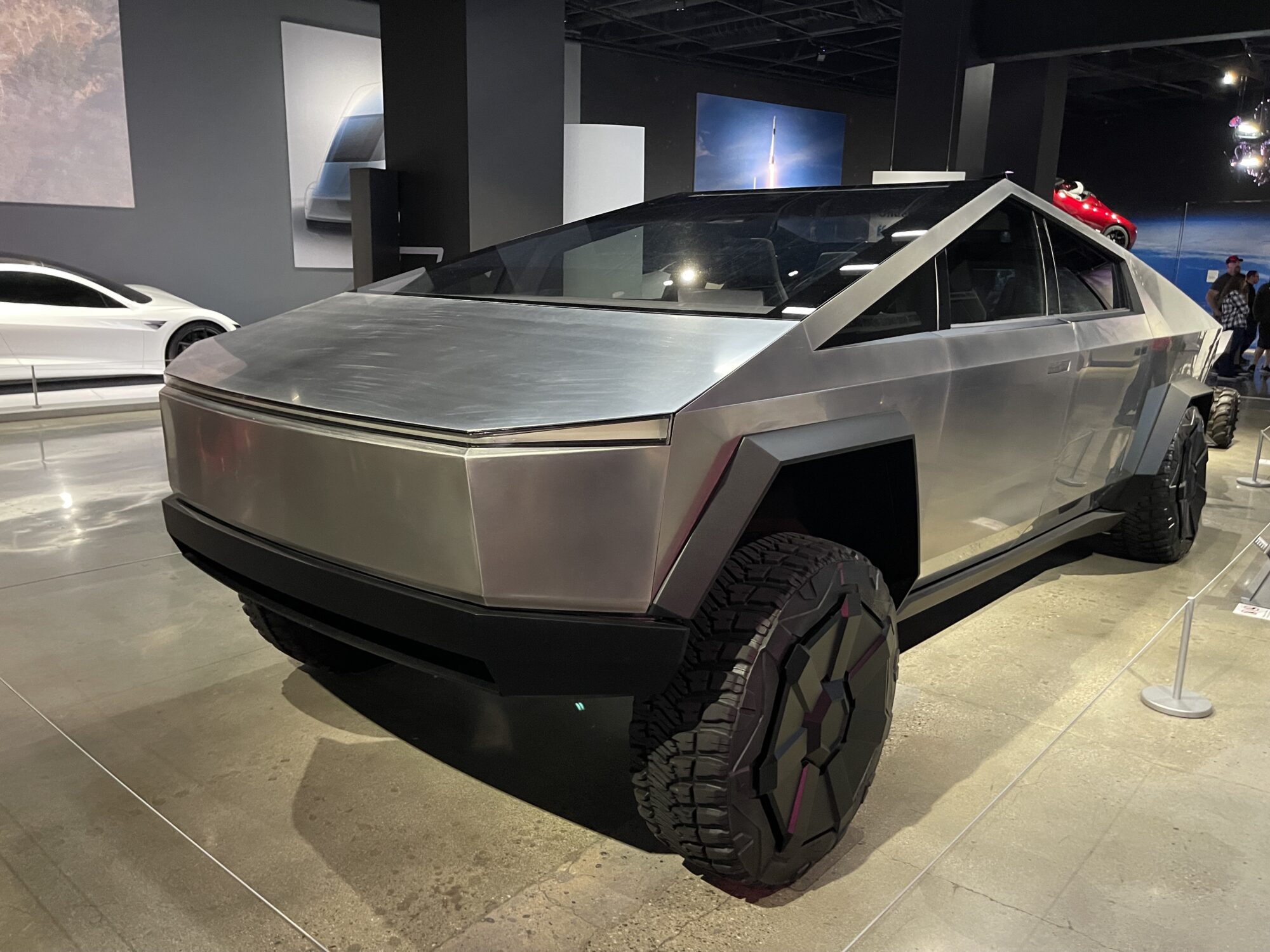ピーターセン自動車博物館に展示されている2019型サイバートラックのプロトタイプ