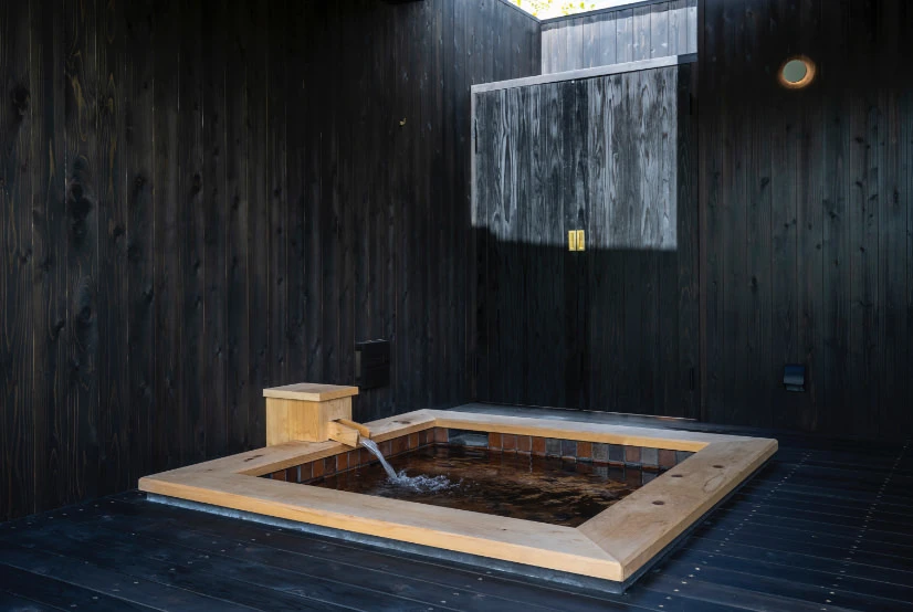 「ヴィラ」のプライベートガーデンには多気の大自然を一望できる露天風呂があります