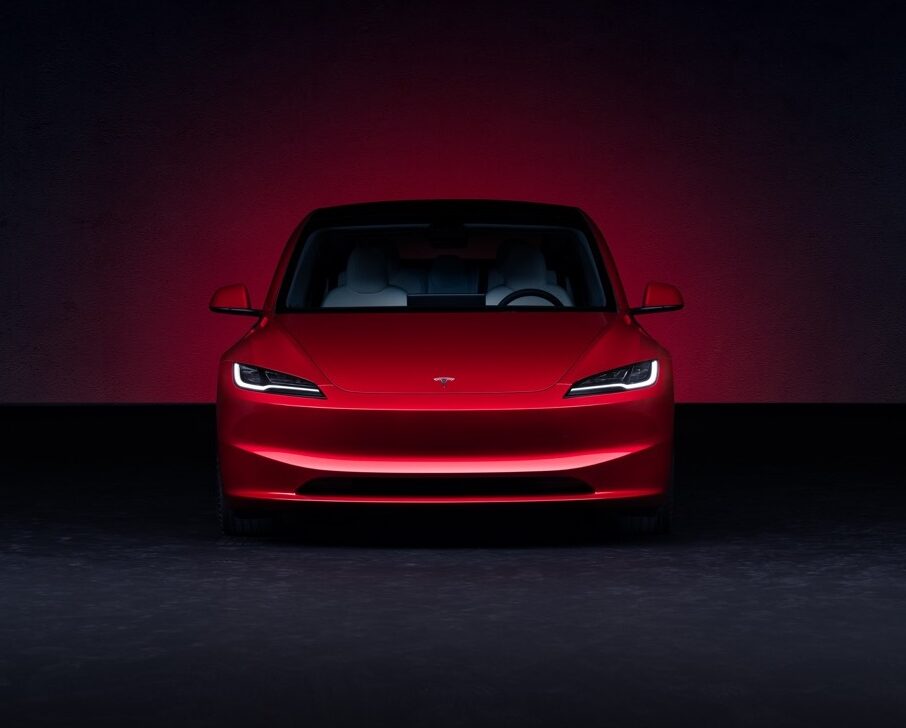 　顔がシャープになったテスラ新型モデル３ (Source: Tesla Inc.）