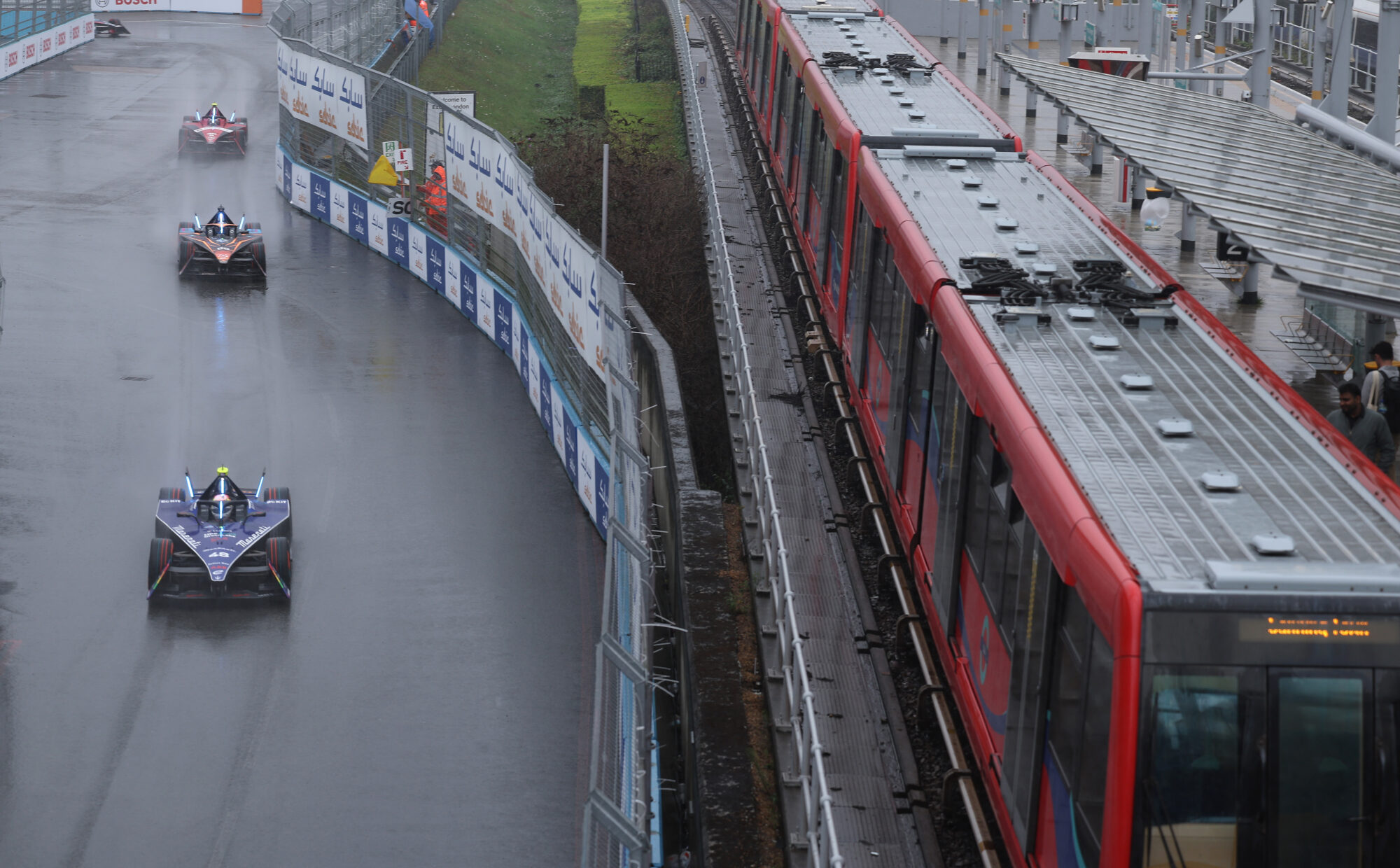 2023年7月30日、イギリス・ロンドンで開催されたフォーミュラE選手権、電車の横でレースが展開された(Photo by Warren Little/Getty Images)