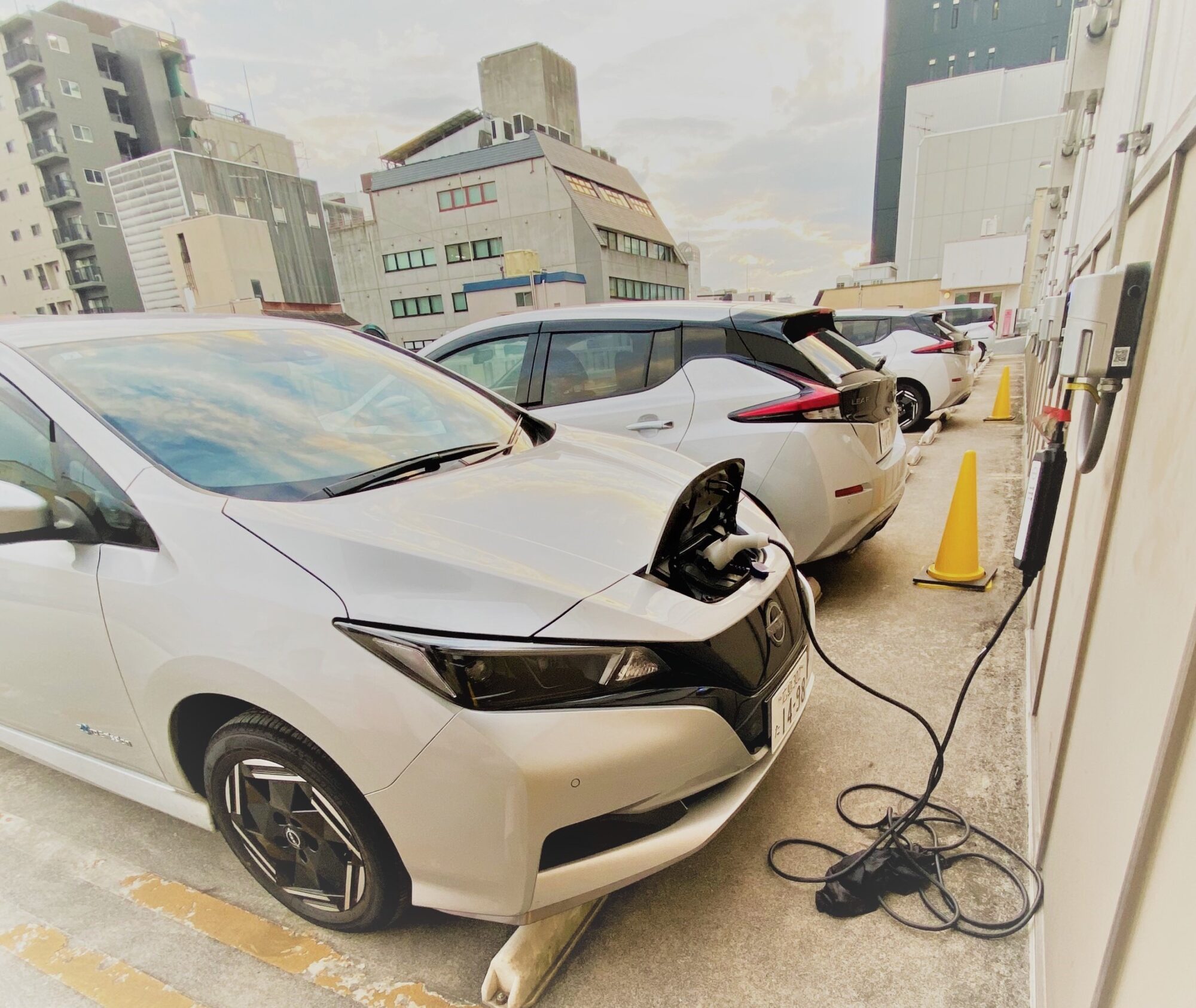 三菱ＨＣキャピタルの中四国支店は営業車をEVに切り替え、非化石価値のある電力を活用しています