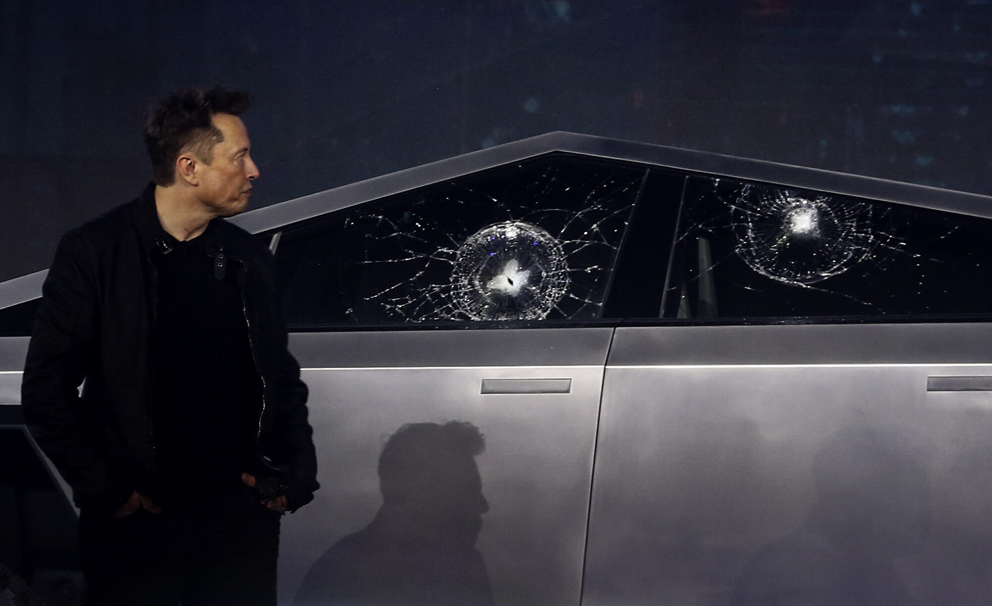 2019年のサイバートラック納車イベントで、フランツ・フォン・ホルツハウゼンによって割られたガラス窓を見つめるイーロン・マスク（AP Photo/Ringo H.W. Chiu)