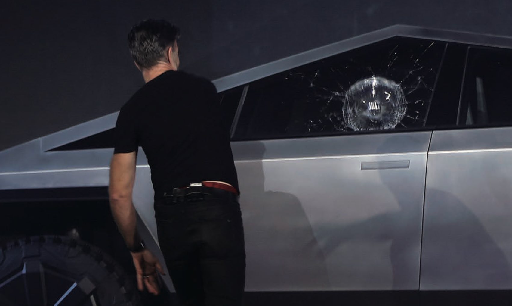 2019年のサイバートラック発表イベントで、鉄球を投げ窓ガラスを割ったフォン・ホルツハウゼン（Photo USA TODAY Network/ アフロ AP/ アフロ）