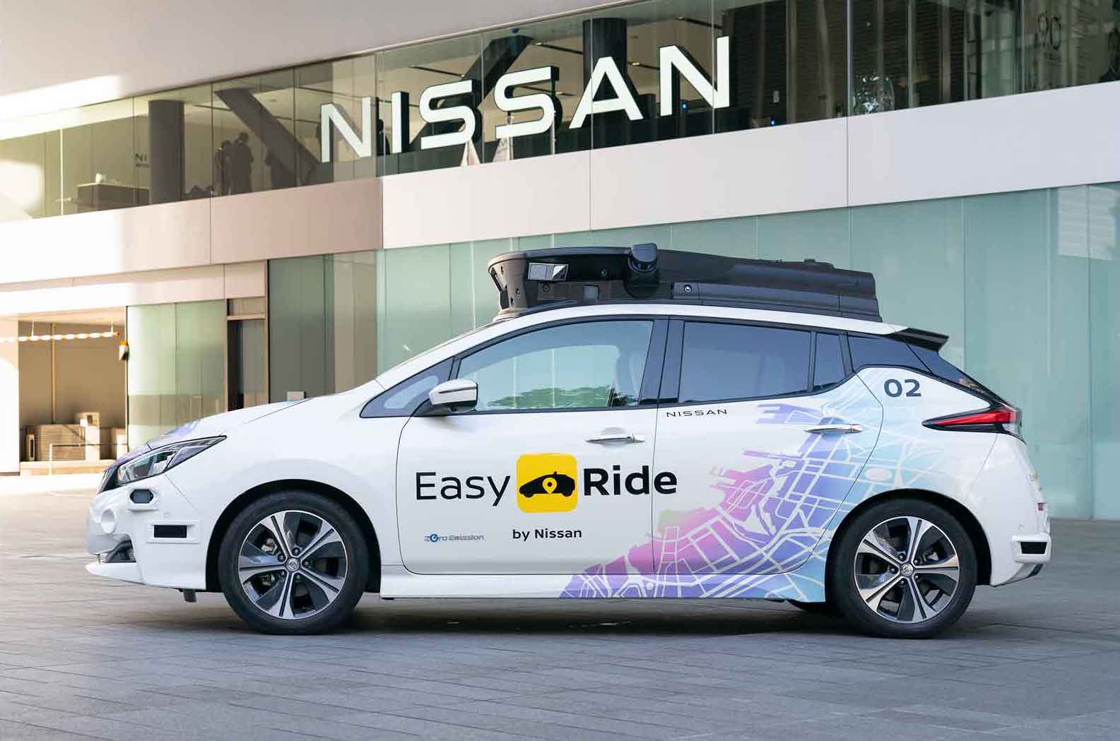 日産とディー・エヌ・エー（DeNA）が共同開発した無人運転車両を活用した交通サービス「Easy Ride」のロゴがプリントされています