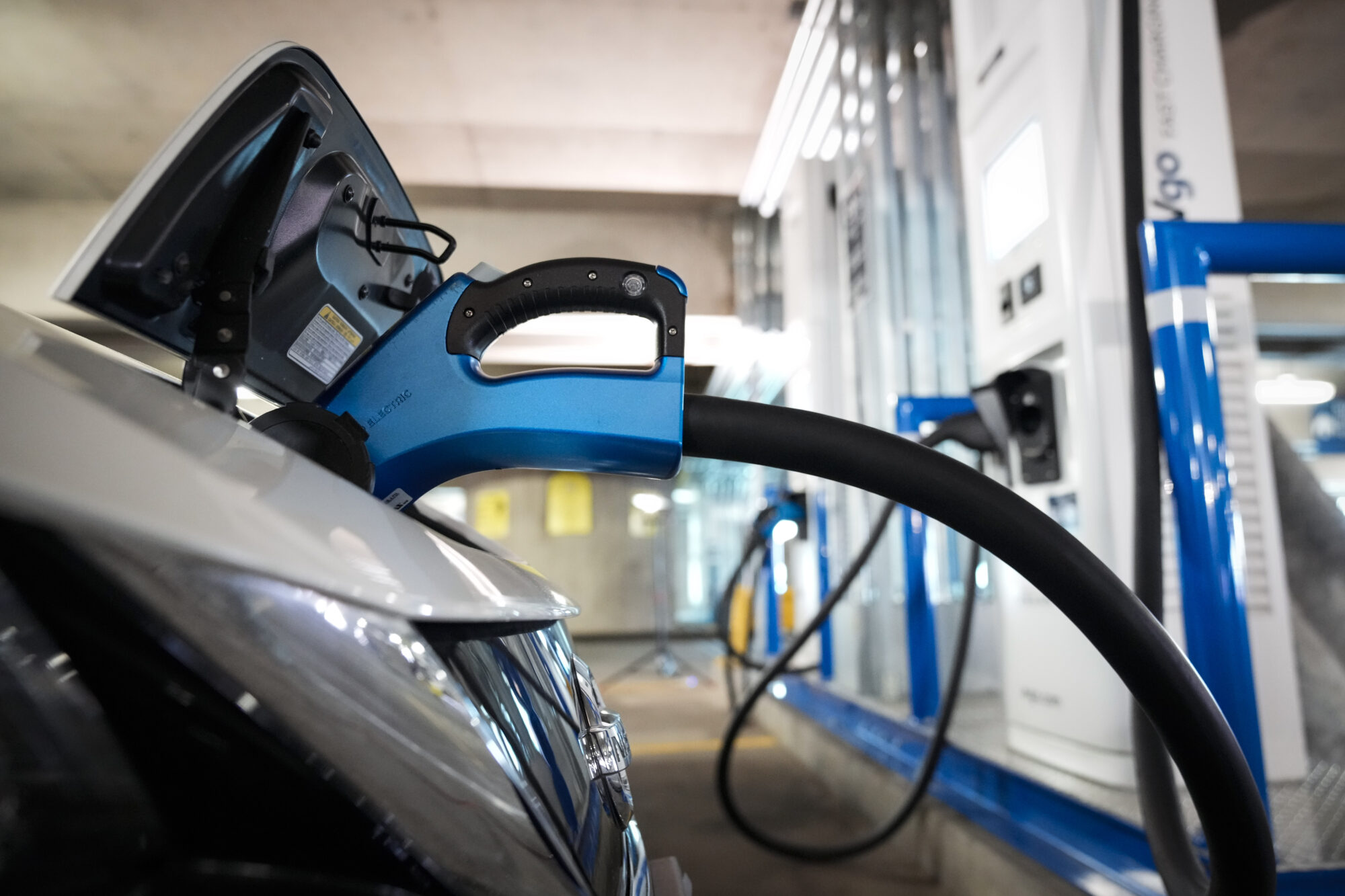 EVの普及は充電問題の解決にかかっている。充電インフラ整備も進んではいるが…（photo by Drew Angerer/Getty Images）
