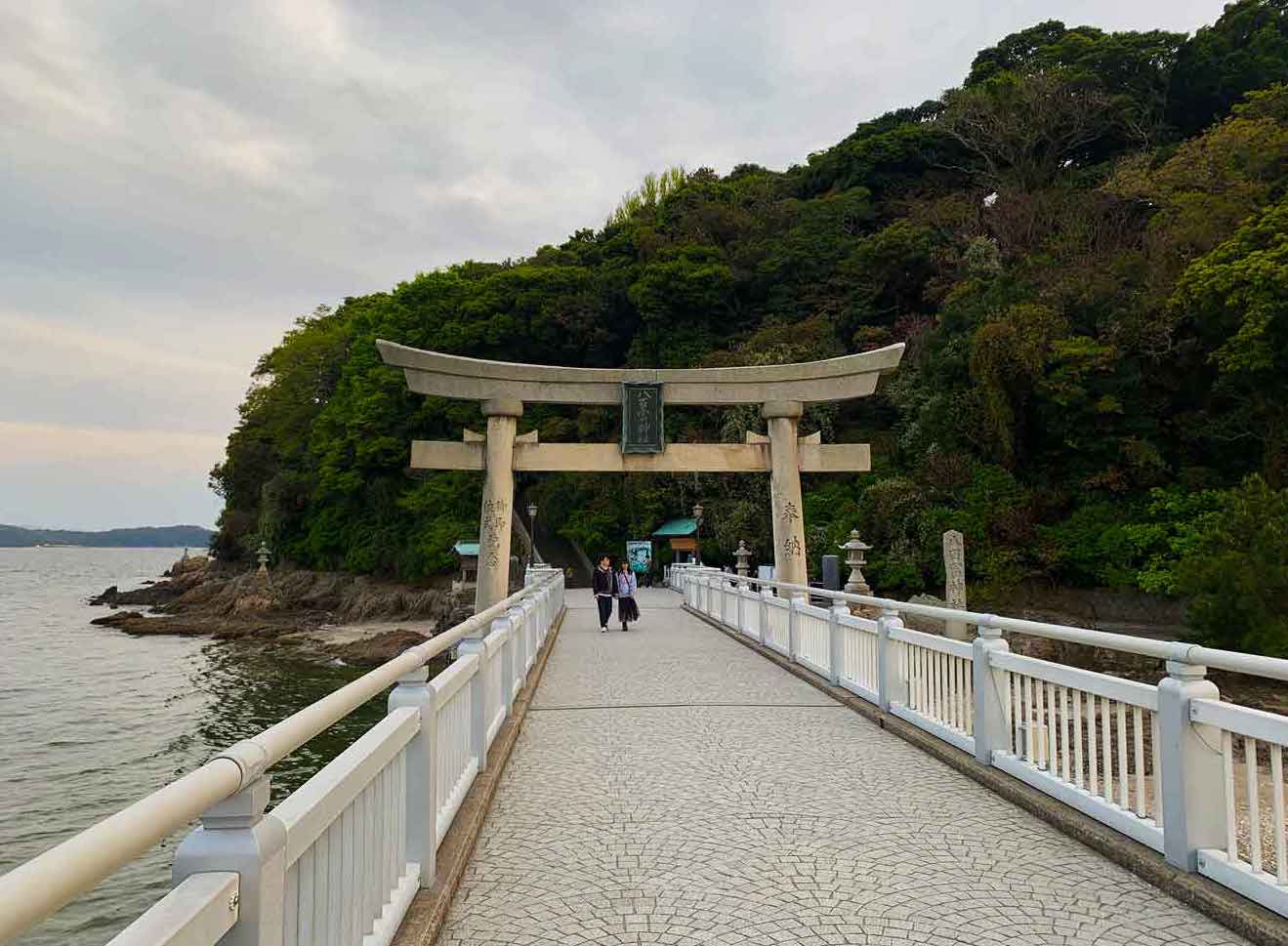 竹島には、江の島・竹生島・厳島とともに日本七弁天に数えられる「八百富神社」があります