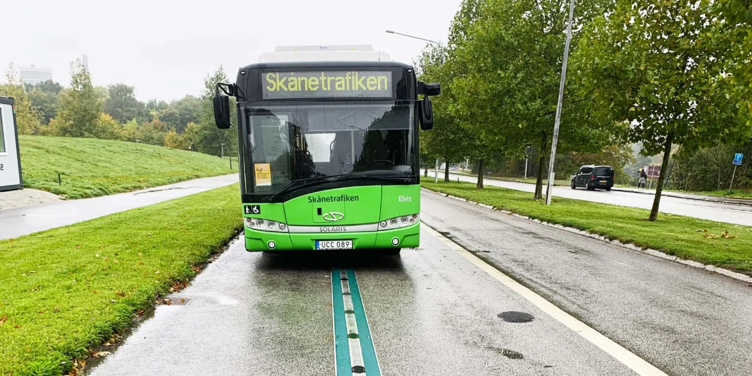走りながら充電する道路として、世界第1号となったスウェーデンのレール式電化道路（写真：Trafikverket）