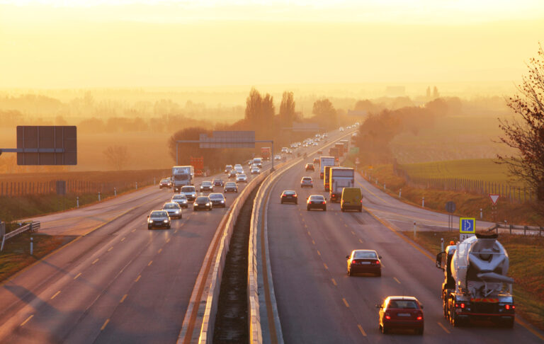 メインカットは、アメリカの高速道路のイメージ（写真：iStock／TomasSereda）