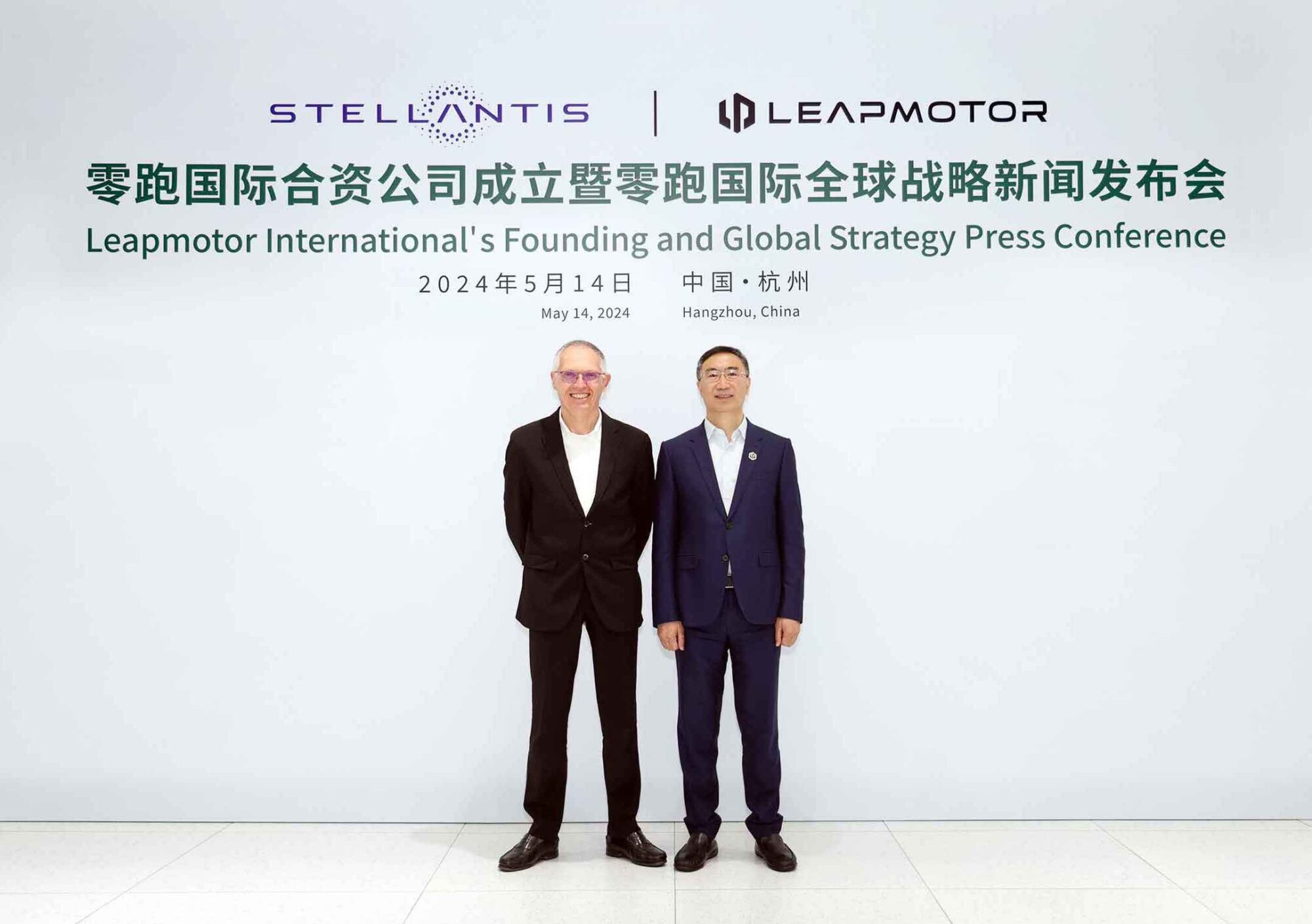 ステランティス の カルロス・タバレスCEO（左）とリープモーター創設者兼会長兼 CEO の朱江明氏