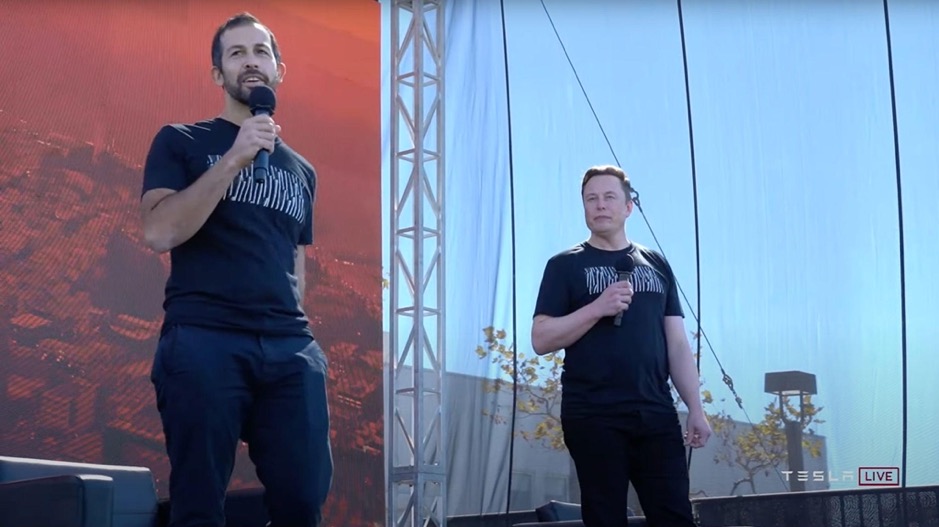 　2020年テスラのイベント「バッテリーデイ」でのドリュー・バグリーノ（左）とイーロン・マスク（右）（TESLA YouTubeからの画像）