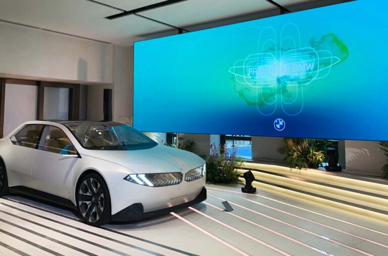麻布台ヒルズの「FREUDE by BMW」に展示される次世代型EV「ビジョン・ノイエ・クラッセ」