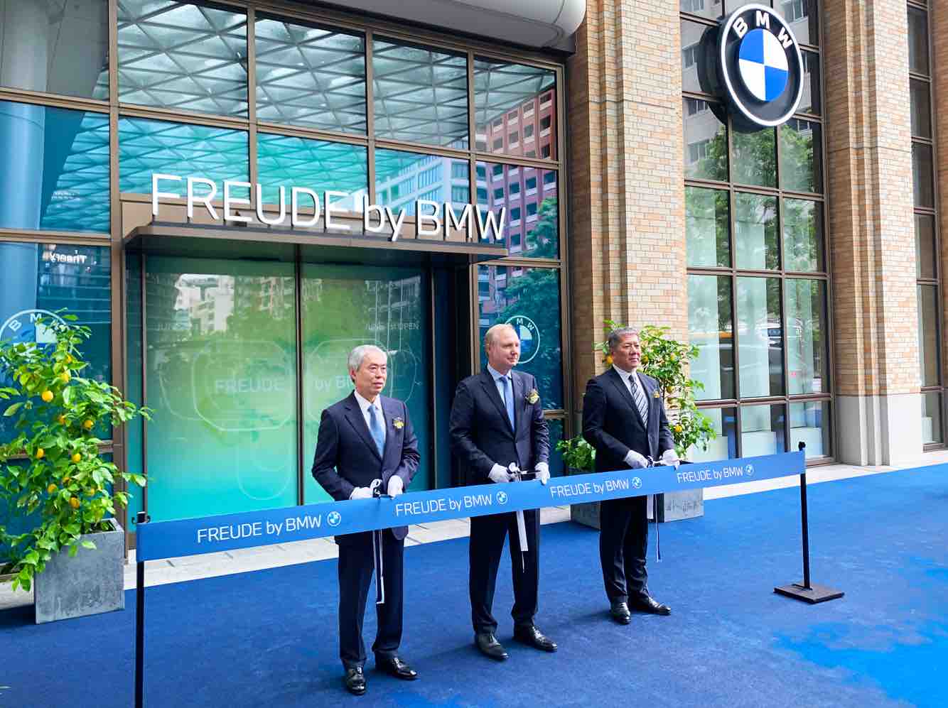 5月31日に行われたテープカットの様子。BMWの長谷川正敏社長（右）、BMW AGのカスタマー・ブランド・セールス担当取締役のヨッヘン・ゴラー（中央）、森ビルの辻慎吾社長（左）