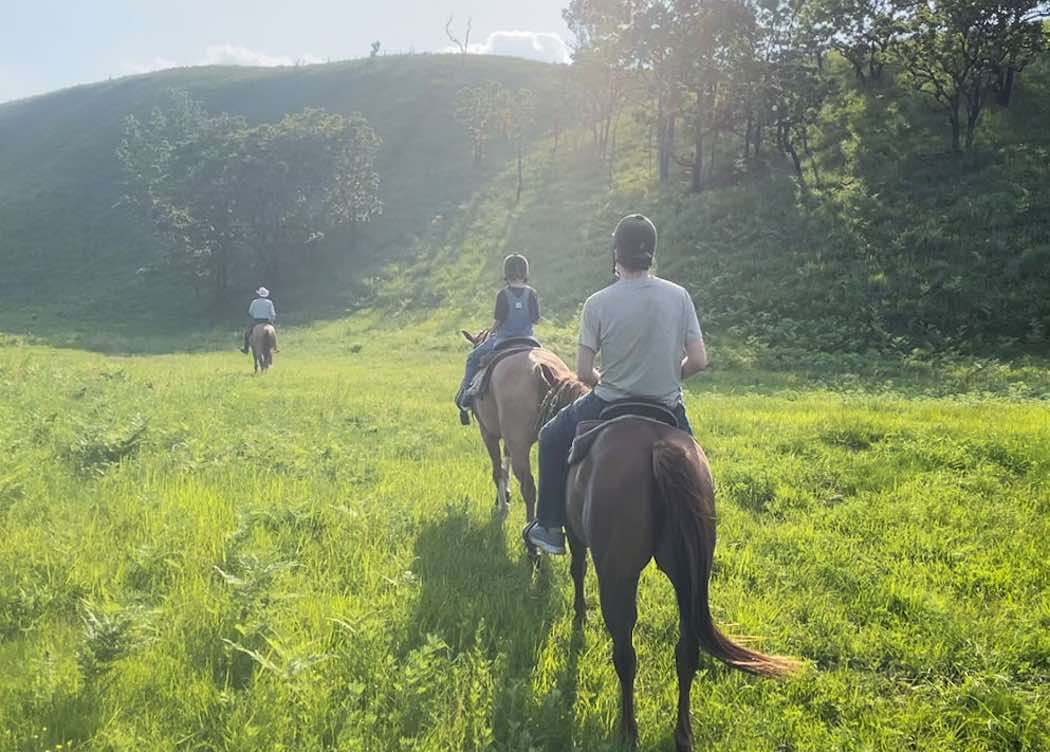 千年の草原を進む乗馬トレッキング