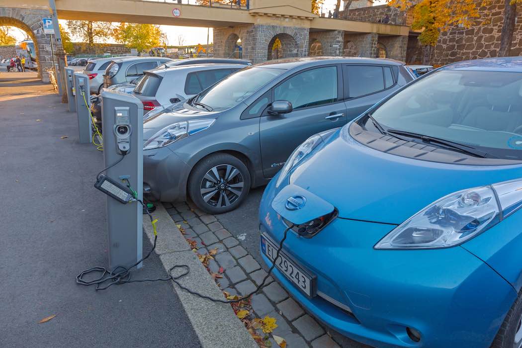 ノルウェーの首都オスロにある電気自動車充電ステーション付き駐車場