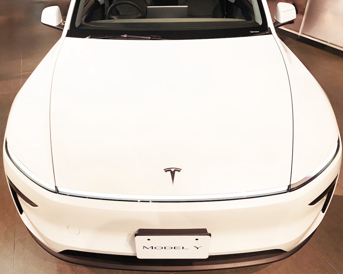 テスラ新型モデルY、フロントのエンブレムバッジは必要？ | EVcafe 