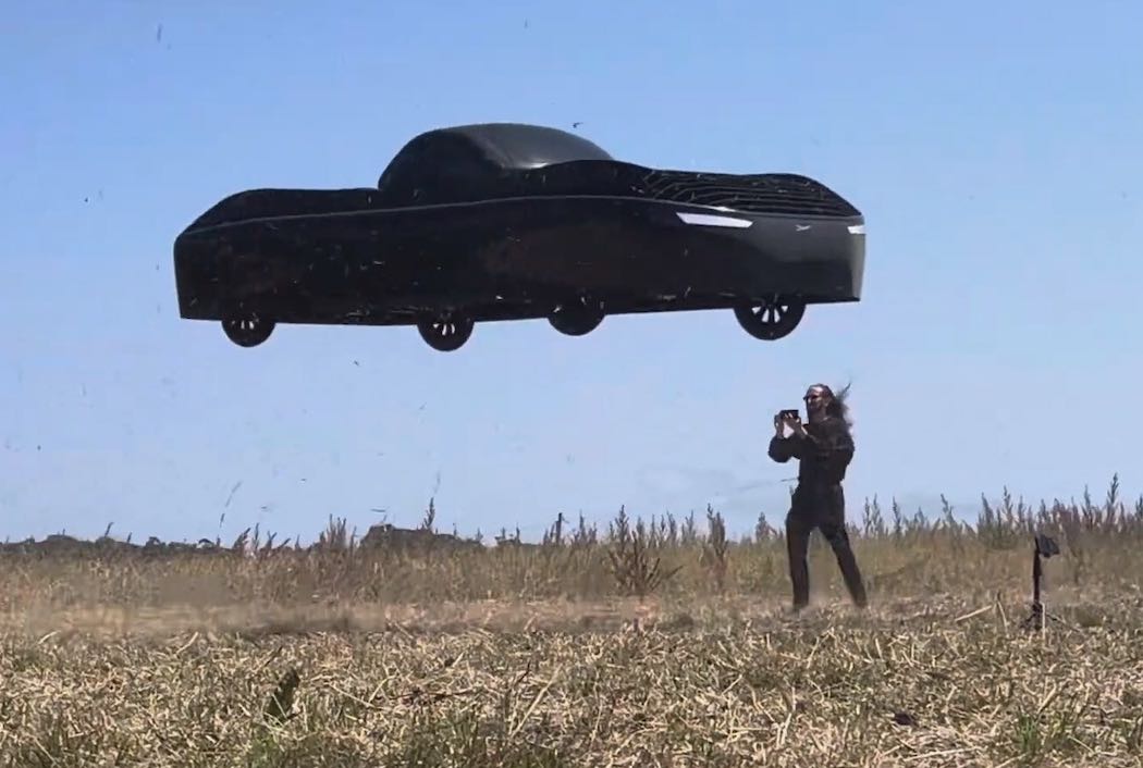 電動垂直離着陸型自動車「モデルA」とアレフ・エアロノーティックス社のジム・ドゥホブニーCEO