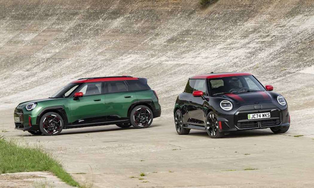 MINI JCWエースマンE（左）とMINI JCW E（右）