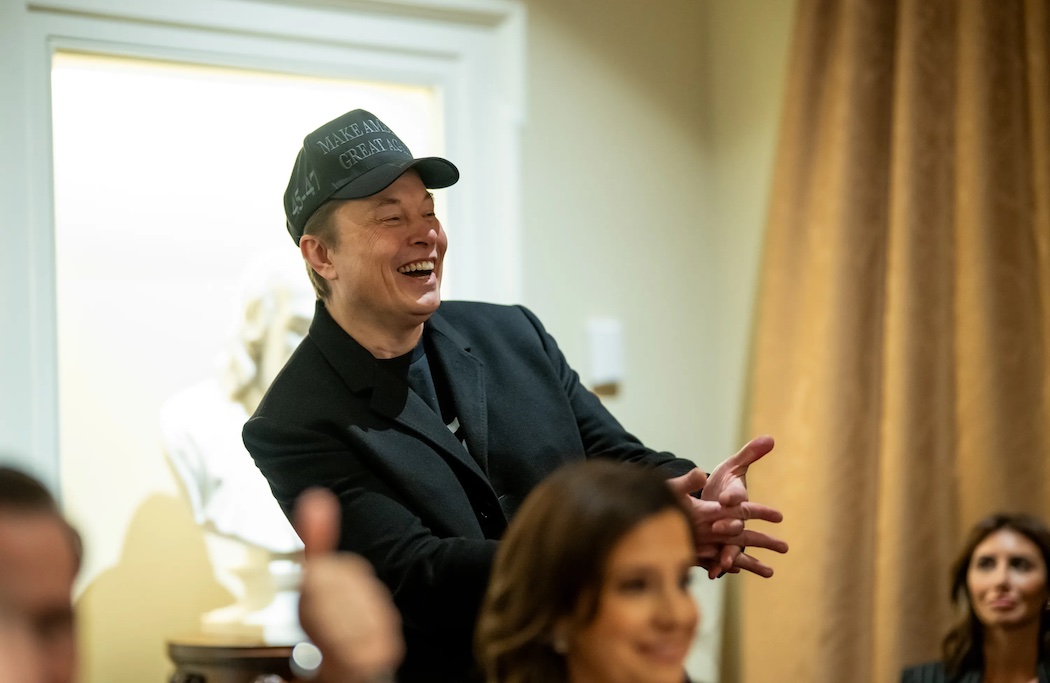 トランプ大統領が主催した初の閣議に参加したイーロン・マスク氏