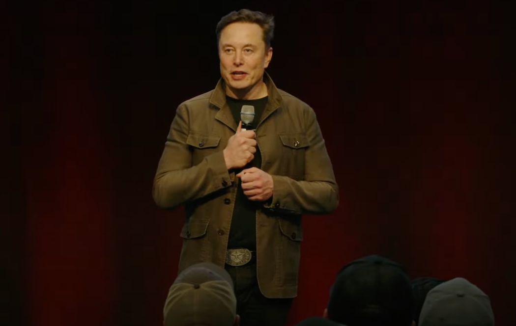 2025年3月テスラ全社員会議でスピーチをするイーロン・マスク(クレジット:テスラ)
