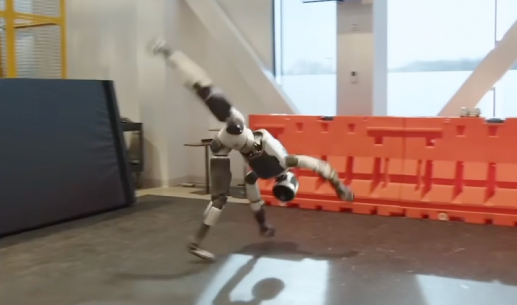 アクロバティックな動きを見せるボストン・ダイナミクスのヒューマノイドロボット「アトラス」（出典：Youtube Boston Dynammics公式チャンネル）　