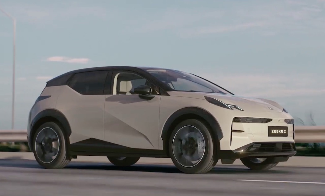 Xが走っている写真。XのAWDモデルは、0-100km/h加速3.7秒、航続距離は512kmに