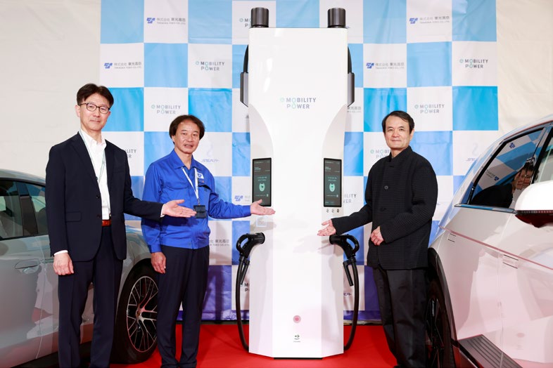 「SERA-400」発表会でのインダストリアルデザイナー山中俊治氏(写真右)
