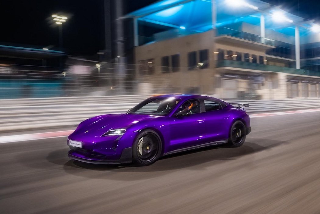 ヴァイザッハ・パッケージ搭載のタイカン ターボ GT、ヤス・マリーナ・サーキット、アブダビ、UAE、2025年、ポルシェAG