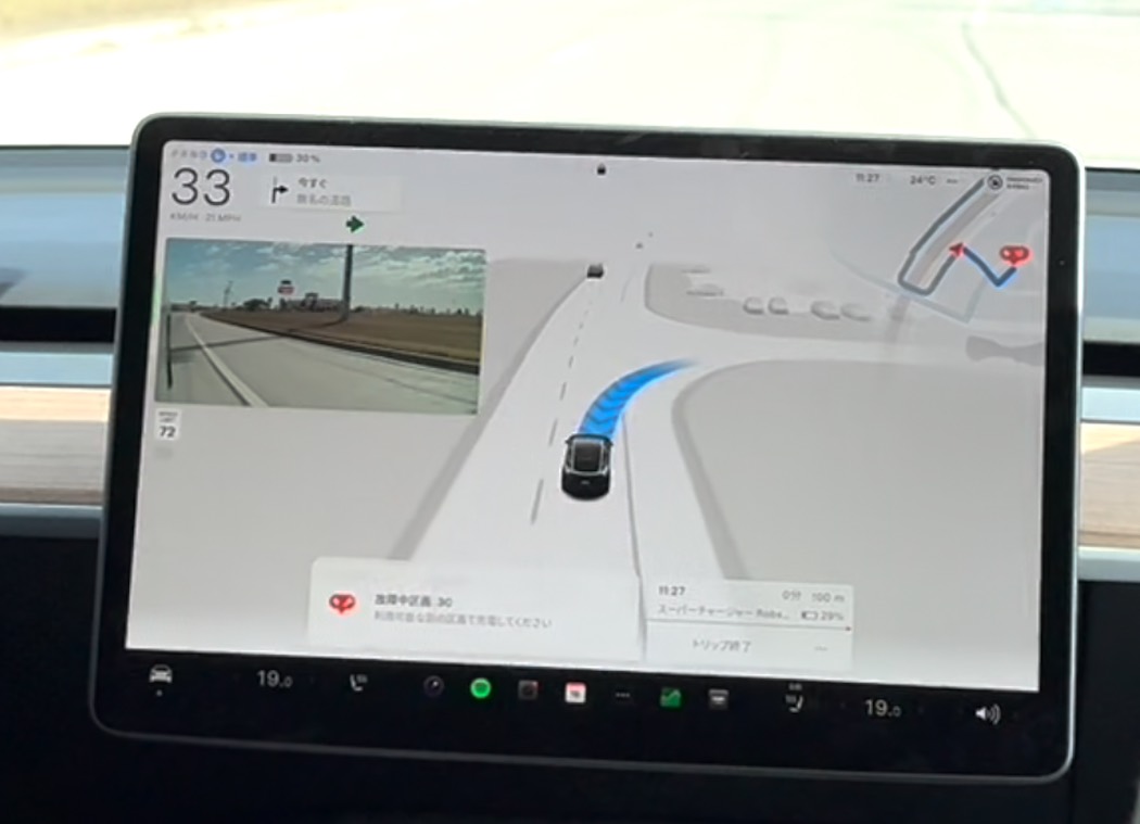 自ら方向指示器を出して右折するFSD作動時のテスラ