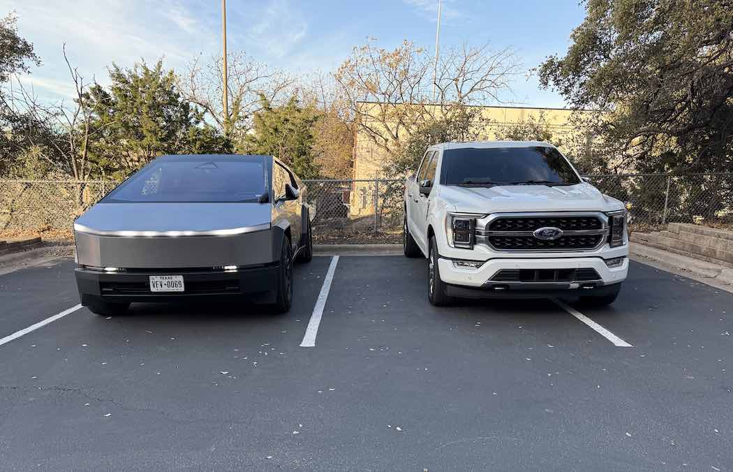サイバートラックとフォードF-150(右)が横並びに