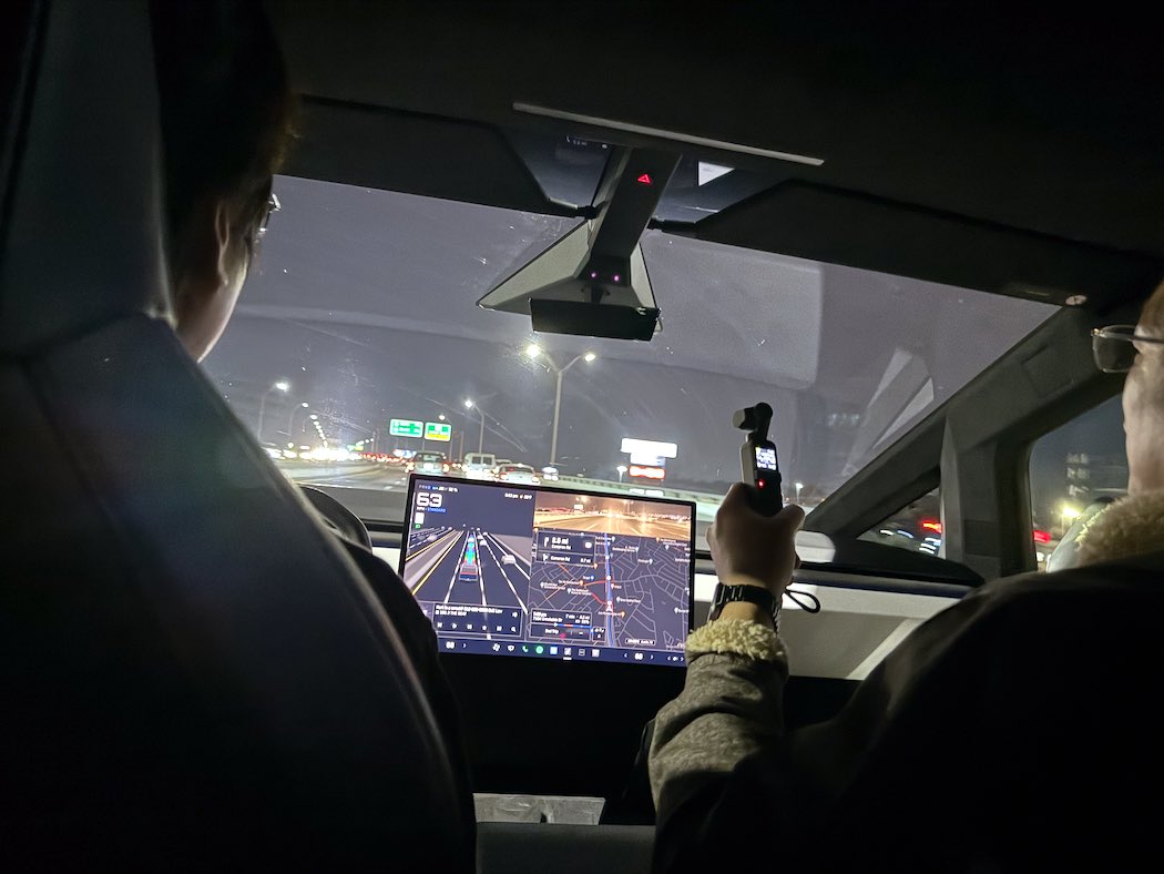 サイバートラックの運転席と助手席