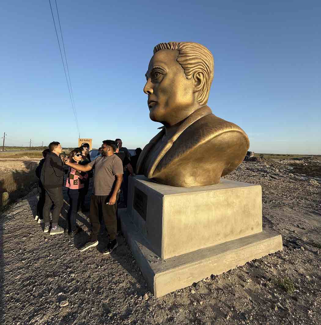 イーロン・マスクの銅像