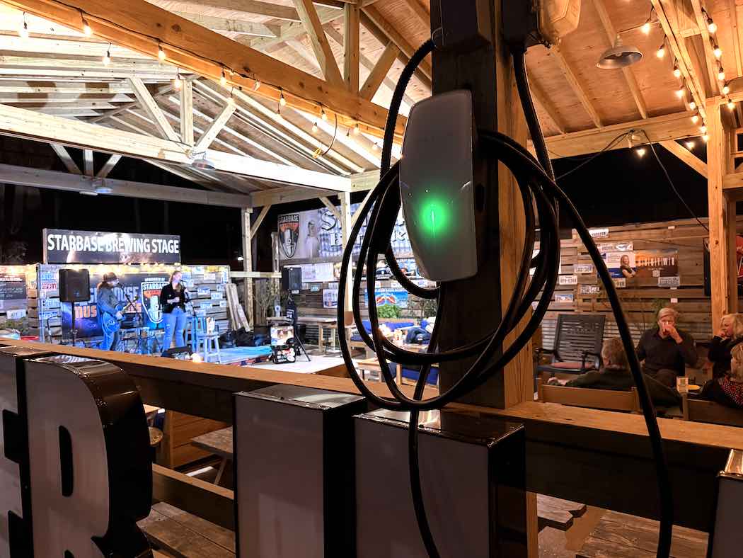 ウォールコネクターが設置されたレストラン。ステージには「STARBASE BREWING STAGE」の文字が