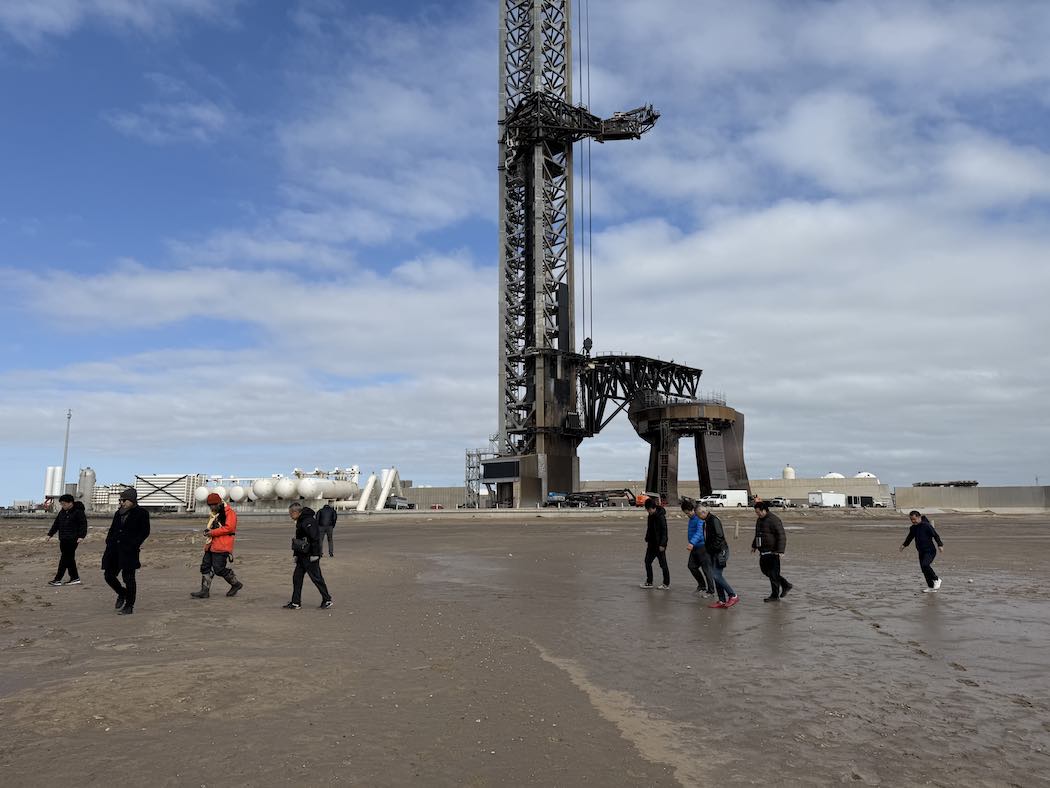 ロケット発射台を再訪。ロケットの破片を探すべく下を向いてビーチを歩くTOCJのメンバー