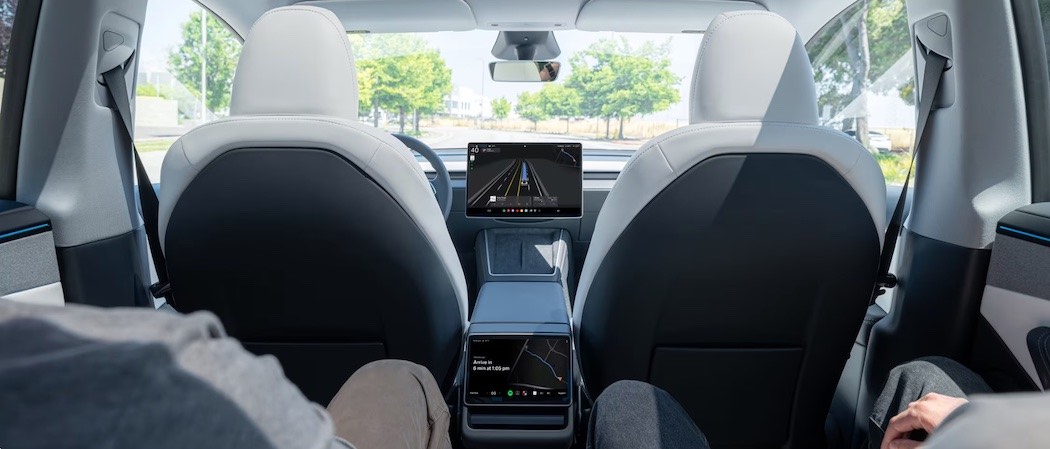 運転席は無人のテスラ、ロボタクシー