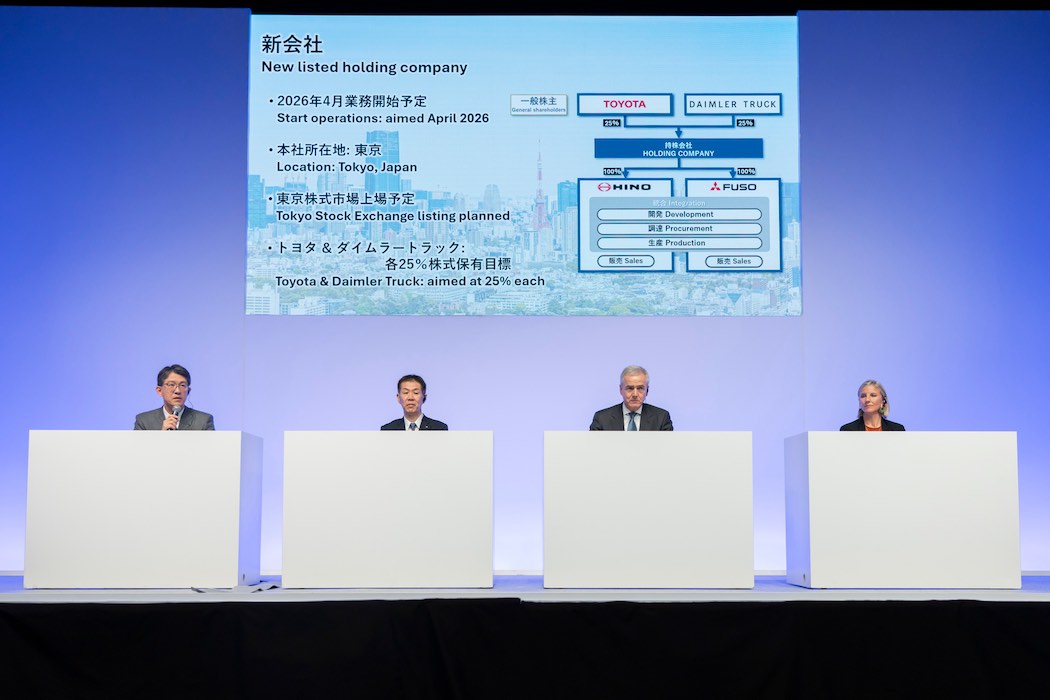 三菱ふそうトラック・バスと日野自動車の経営統合に関する発表会見の様子