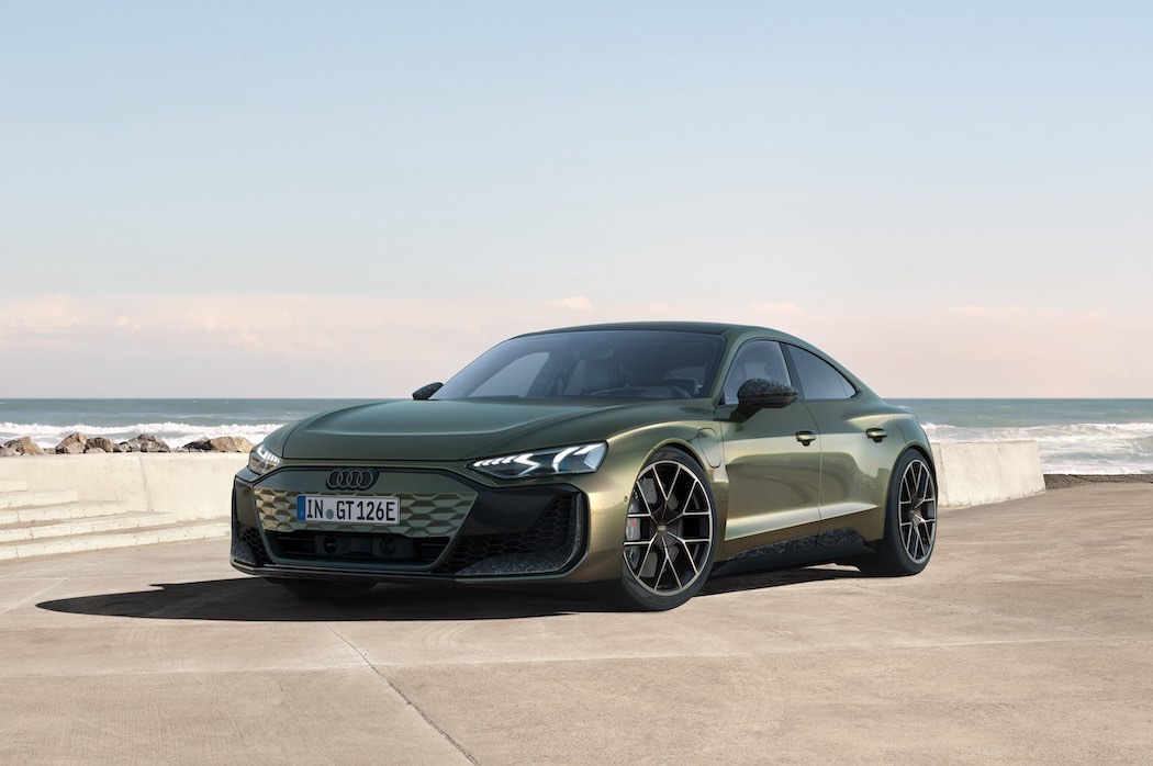 浜辺に佇むグリーンのアウディ RS e-tron GT パフォーマンス