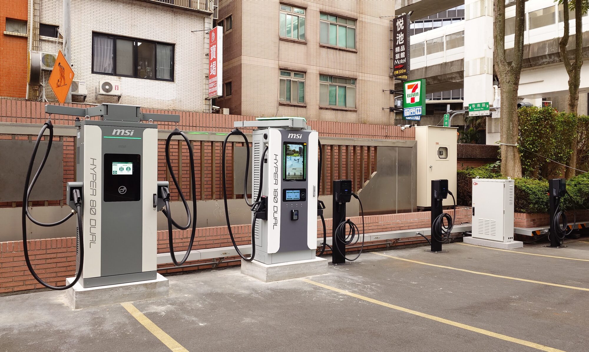 台湾本社前に設置されたEV LIFEシリーズの充電器、本国では急速充電も展開される