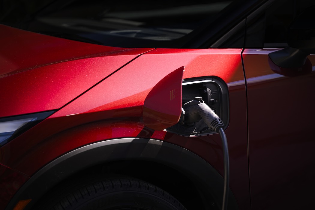 最大488kmの航続距離を実現した新型リーフ。赤いリーフの給電箇所のアップ