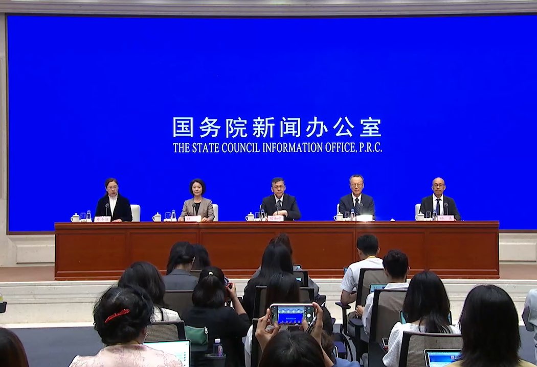 NEVの累計販売台数が4000万台を超えたことを発表した中国国務院新聞弁公室記者会見の様子