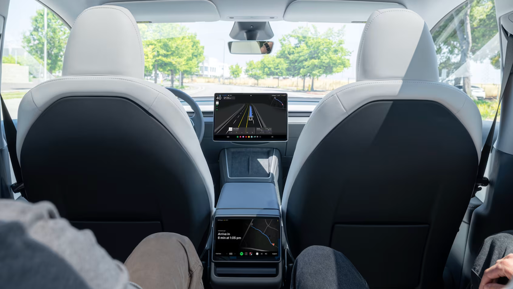 イーロン・マスクは「年末までに、ネバダ、フロリダ、アリゾナなど、8〜10の都市でロボタクシーの運行が始まる予定だ」と発言(クレジット:テスラ)