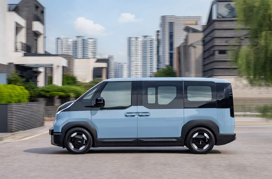 KIAの電動商用車「PV5」はまず韓国で発売。横からの写真