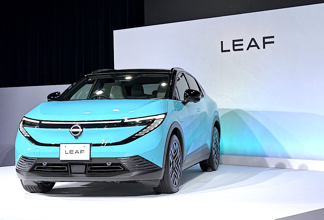 3代目の日産リーフの発表会見での新型モデル