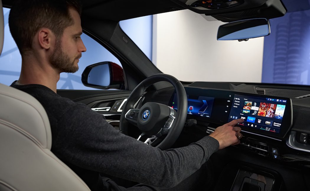 BMWの「Video」アプリを操作する様子